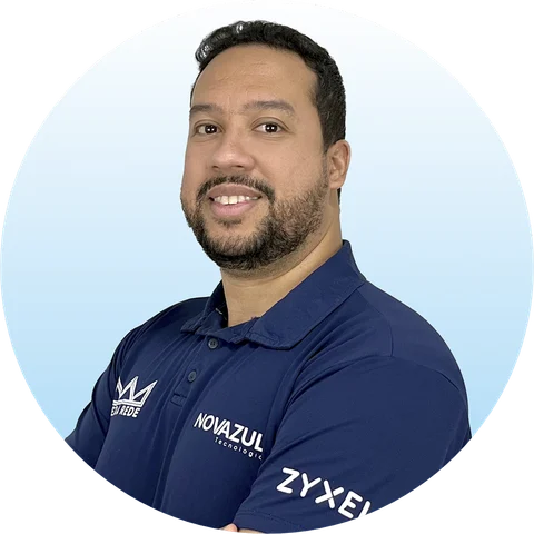 Aluísio Fernandes sorrindo, de barba, de camisa polo azul Novazul