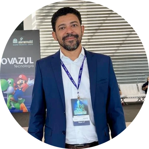André Godinho, de barba, terno azul e crachá, em evento da Novazul