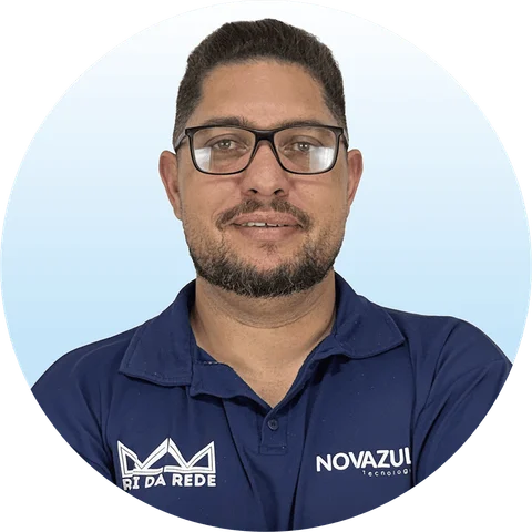 Douglas Pimenta, de óculos e barba, de camisa polo azul Novazul