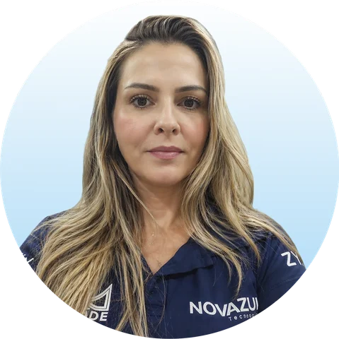 Ellen Cardoso, de cabelos loiros longos, de camisa polo azul Novazul