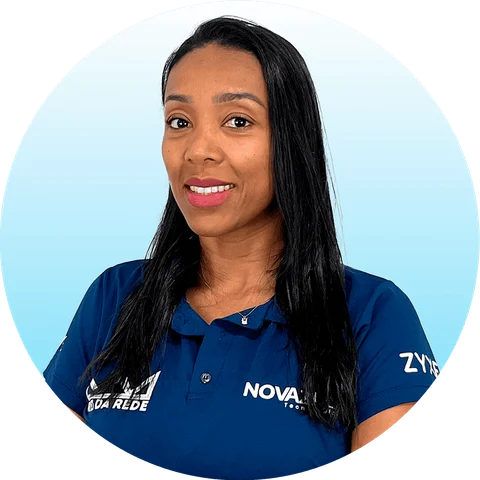 Gabriela Priscila, de cabelos pretos longos, de camisa polo azul Novazul