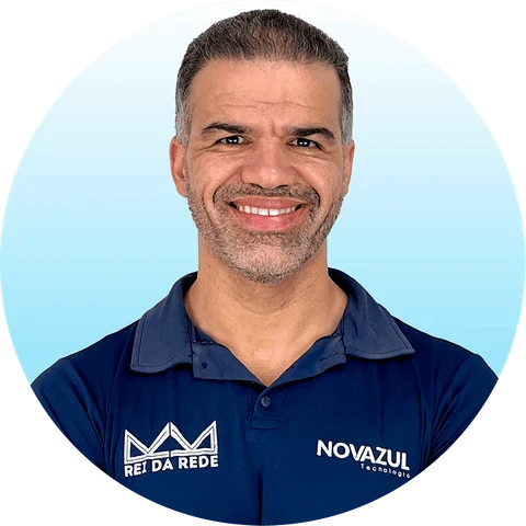 Gustavo Olímpio sorrindo, de camisa polo azul Novazul e Rei da Rede
