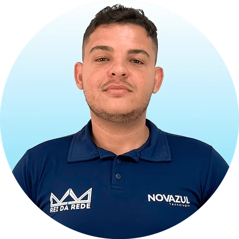 Ítalo Glicério, de cabelo curto, de camisa polo azul Novazul