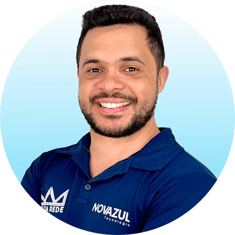 Jeferson Soares sorrindo, de barba, de camisa polo azul Novazul