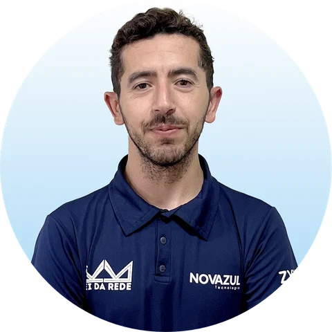 Luan Keller, de cabelo cacheado e barba curta, de camisa polo azul Novazul