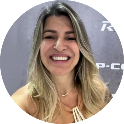 Márcia Rodrigues sorrindo, de cabelos loiros longos