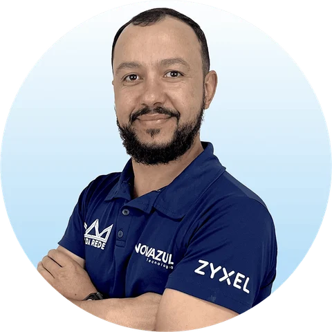 Mayron Cesar Gonçalves, de barba e braços cruzados, de camisa polo azul Novazul
